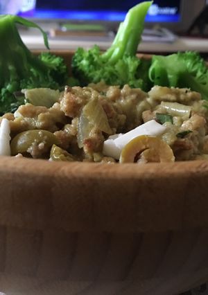 Una foto de Tallarines de espelta con soja texturizada y salsa de tofu con brócoli y albahaca