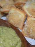 Ravioles Fritos con salsa de arvejas
