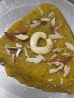 खोया बर्फी (khoya barfi recipe in Hindi) रेसिपी मुख्य फोटो