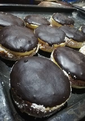 Una foto de Alfajores de maicena y chocolate