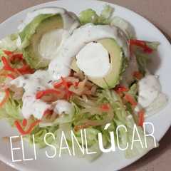 Una foto de Pasión por el aguacate! !! Ensalada de aguacate relleno y salsa yogur