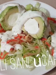 Una foto de Pasión por el aguacate! !! Ensalada de aguacate relleno y salsa yogur