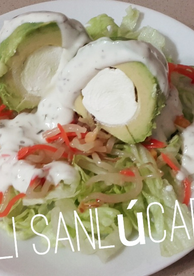 Una foto de Pasión por el aguacate! !! Ensalada de aguacate relleno y salsa yogur