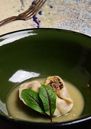 Zdjęcie przepisu Pierogi z mięsem w sosie boczkowym.