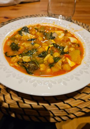 Una foto de Potaje garbanzos con espinacas y bacalao