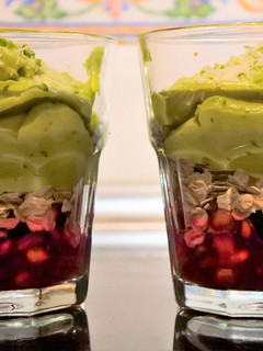 Una foto de Mousse de lima y aguacate con granada 🥑