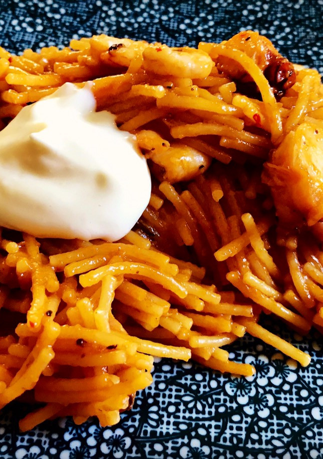 Una foto de Fideuá de pulpo y gambas con alioli