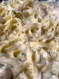 Espaguetis Alfredo con pollo