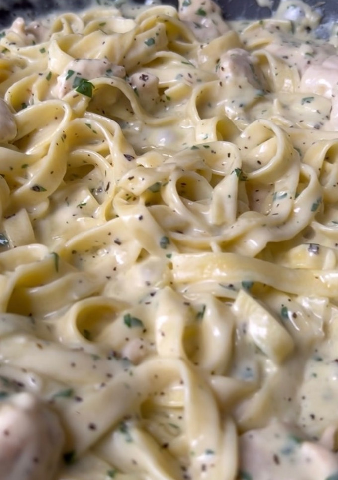 Una foto de Espaguetis Alfredo con pollo