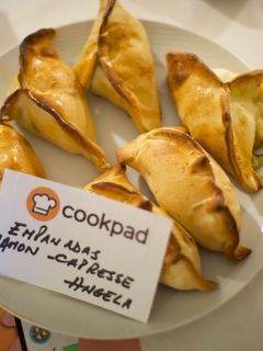 Una foto de Empanadas caprese