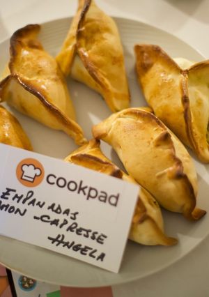 Una foto de Empanadas caprese