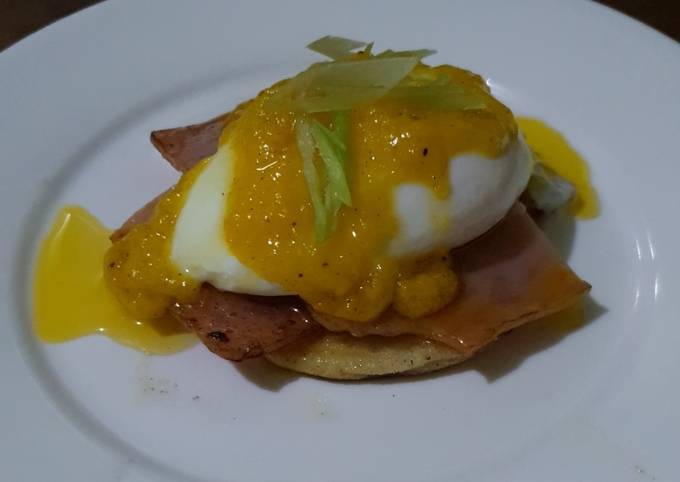 Eggs Benedict w/ Hollandaise Sauce