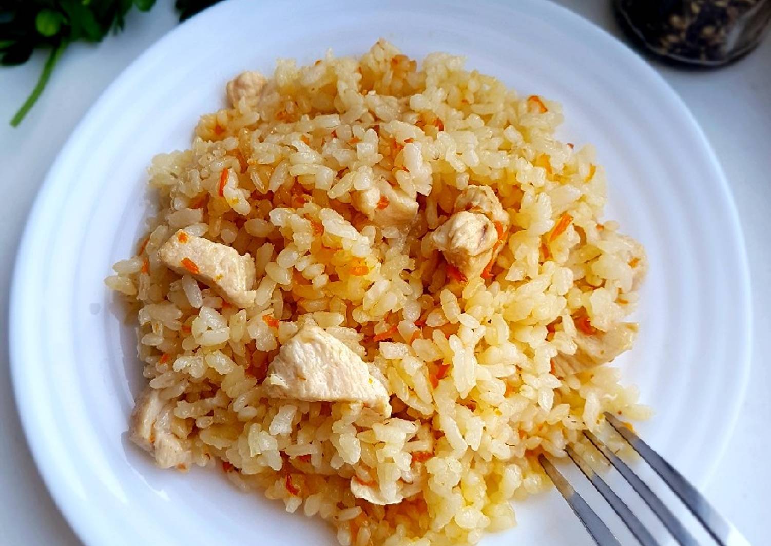 Приготовление риса с курицей. Рис с курицей. Рис с куриной грудкой. Рис с курицей на сковороде. Куриная грудка с рисом.