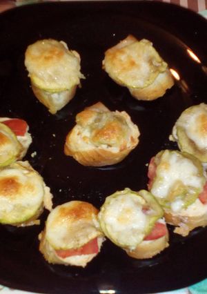 Cukkinis sonkás-paradicsomos melegszendvics katonák recept fotója