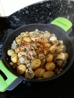 Una foto de Alcachofas con bacalao y patatas
