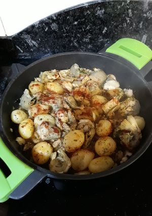 Una foto de Alcachofas con bacalao y patatas