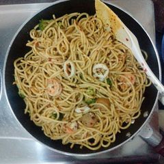A picture of Spicy seafood aglio olio.