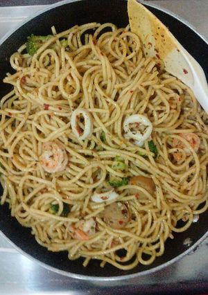 A picture of Spicy seafood aglio olio.