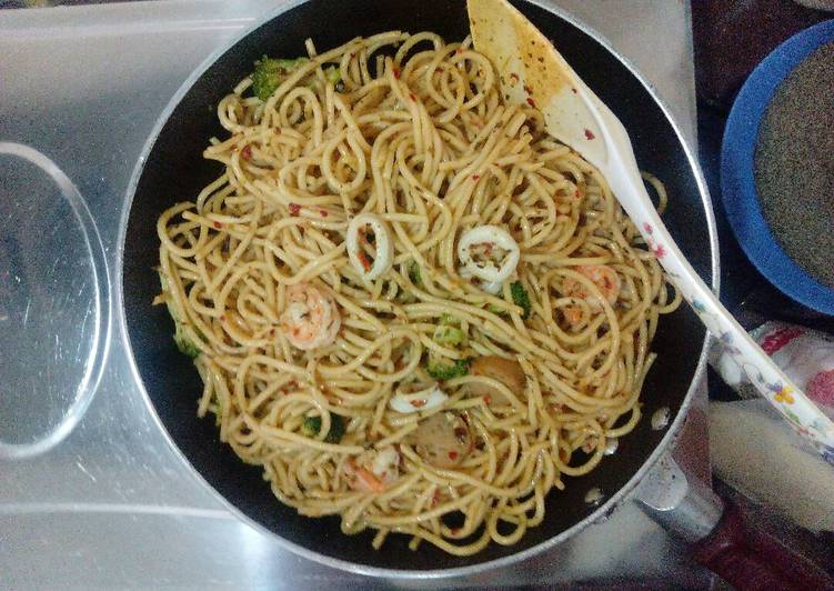 Spicy seafood aglio olio Spicy seafood aglio olio