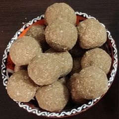 A picture of Groundnut laddu.