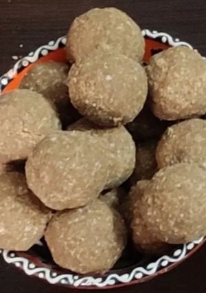 A picture of Groundnut laddu.