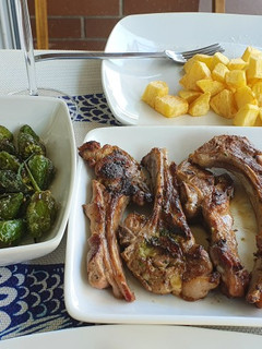 Una foto de Chuletillas de cordero a la plancha con patatas y P. de Padrón