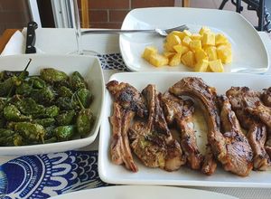 Una foto de Chuletillas de cordero a la plancha con patatas y P. de Padrón