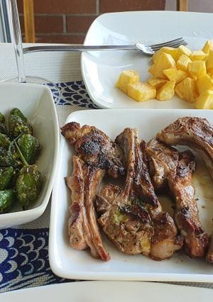 Foto principal de Chuletillas de cordero a la plancha con patatas y P. de Padrón
