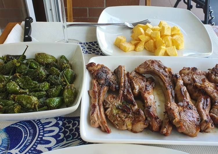 Chuletillas de cordero a la plancha con patatas y P. de Padrón