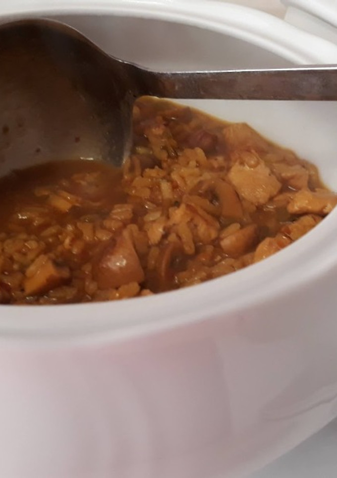 Una foto de Arroz caldoso con pollo y setas