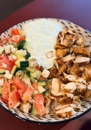 صورة لوصفة جريك تشيكن بول (greek chicken bowl)