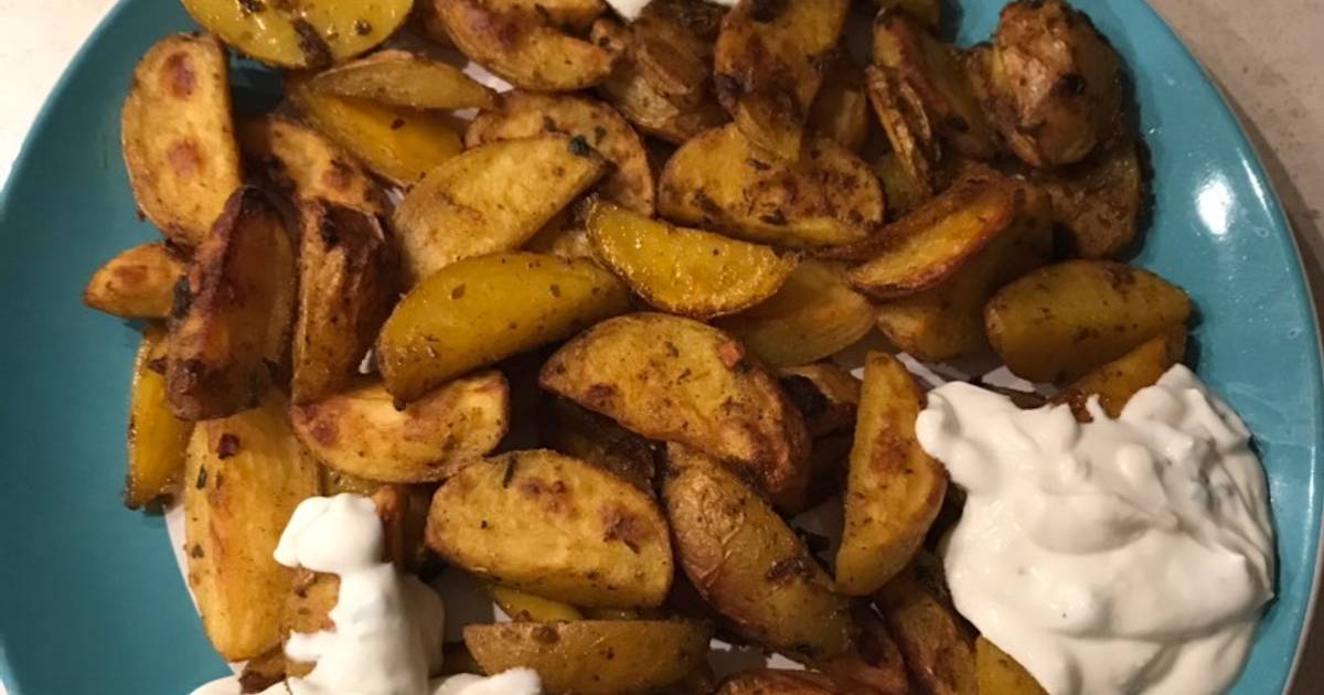 Healthy and delicious potatoes with sauce (vegetarian)