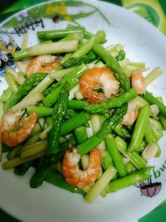 รูปของ หน่อไม้ฝรั่งผัดกุ้งอบเกลือ