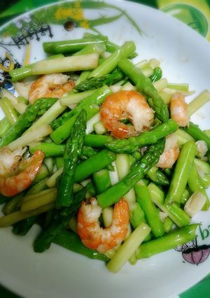 รูปของ หน่อไม้ฝรั่งผัดกุ้งอบเกลือ