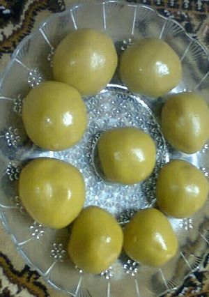 A picture of Besan ke ladoo in Microwave.