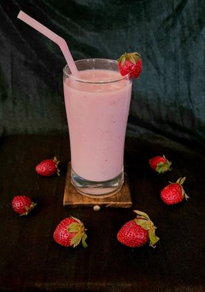 स्ट्रॉबेरी शेक(stawrberry shake recipe in hindi) रेसिपी मुख्य फोटो