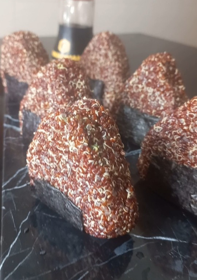 Una foto de Onigiri de quinoa roja rellenos de verduras 🥑🫑