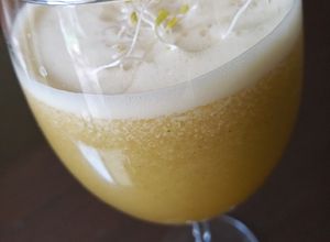 Una foto de Jugo de naranja, kiwi y alfalfa 🍊🥝🌱
