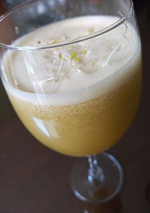 Una foto de Jugo de naranja, kiwi y alfalfa 🍊🥝🌱