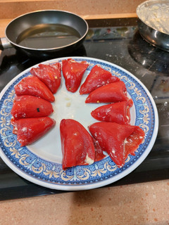 Una foto de Pimientos de piquillo rellenos de bacalao gambas con bechamel y salsa bilbaina