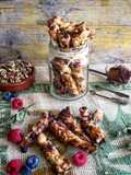 Retorcidos de Hojaldre con pistachos y frambuesas