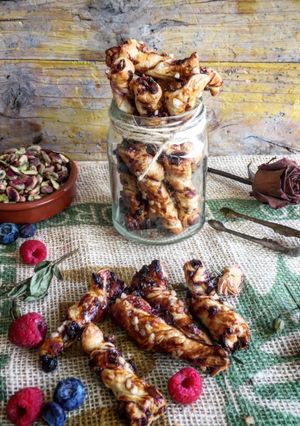 Una foto de Retorcidos de Hojaldre con pistachos y frambuesas
