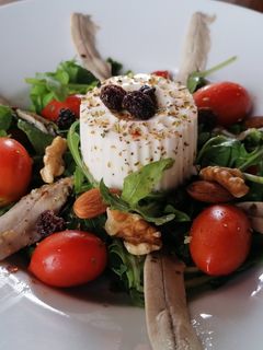 Una foto de Ensalada con boquerones y queso burgos