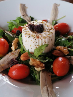 Una foto de Ensalada con boquerones y queso burgos