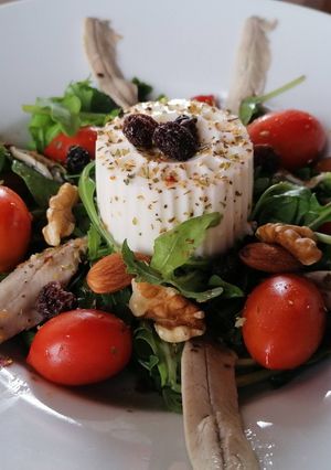 Una foto de Ensalada con boquerones y queso burgos