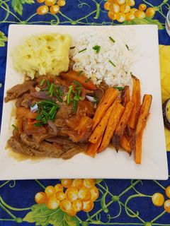 Una foto de Lomo saltado de seitán (vegano)