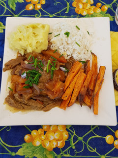 Una foto de Lomo saltado de seitán (vegano)