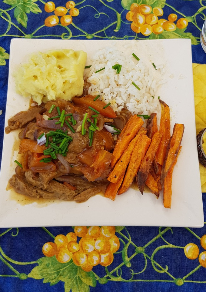 Una foto de Lomo saltado de seitán (vegano)
