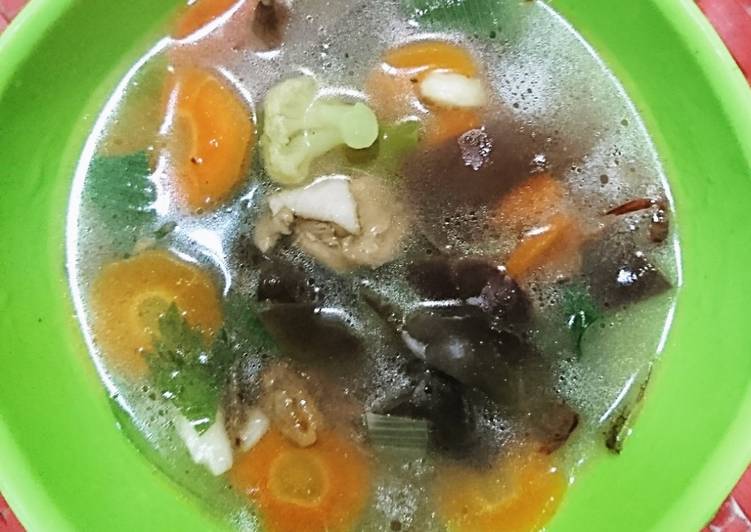 Cara Gampang Menyiapkan Sup ayam jamur kuah bening Enak dan Antiribet