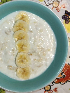 Una foto de Papilla con yogur y fruta🍶🍌(bebés y niños)💛😋